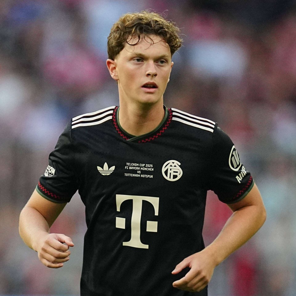 关于集结日埃因霍温回应争议：荷甲节点到来；气氛紧张；年轻球员得到机会的信息